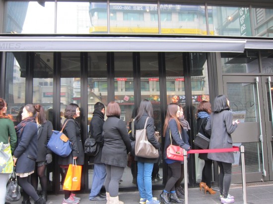 Nhà hàng thu hút đông khách nữ nhờ phục vụ đẹp trai