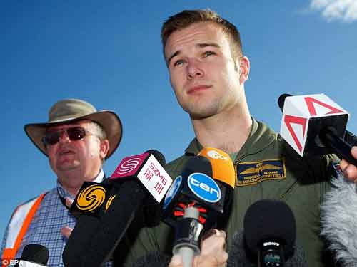 Phi công tìm máy bay MH370 mất tích “gây sốt” vì vẻ đẹp trai