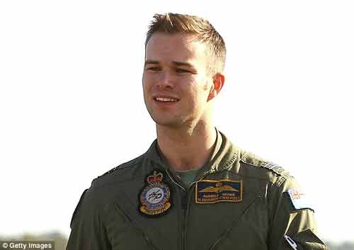 Phi công tìm máy bay MH370 mất tích “gây sốt” vì vẻ đẹp trai