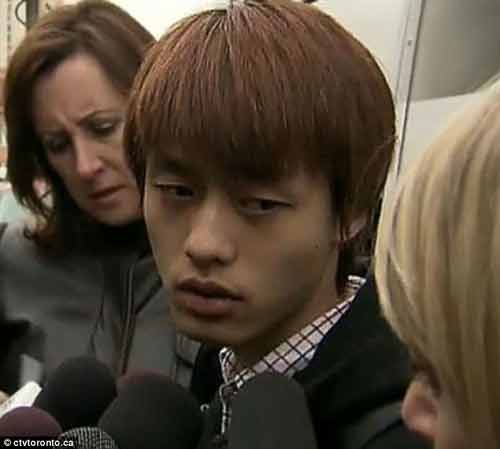 Kinh hoàng cô gái bị cưỡng hiếp khi đang chat webcam với bạn trai Kinh hoàng cô gái bị cưỡng hiếp khi đang chat webcam với bạn trai