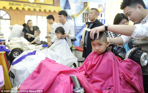 Cảm xúc đáng yêu của các bé khi được cắt tóc cầu may 