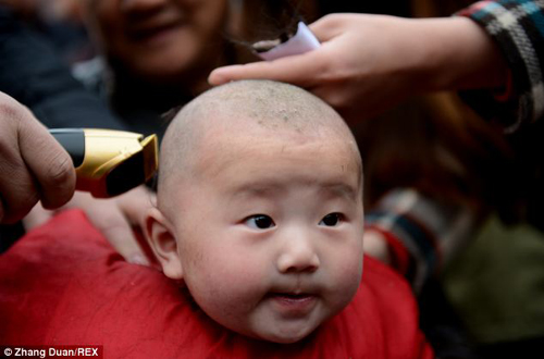 Cảm xúc đáng yêu của các bé khi được cắt tóc cầu may 