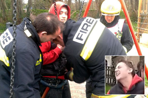 Bi hài giải cứu một nam thanh niên khỏi chiếc đu trẻ con Bi hài giải cứu một nam thanh niên khỏi chiếc đu trẻ con