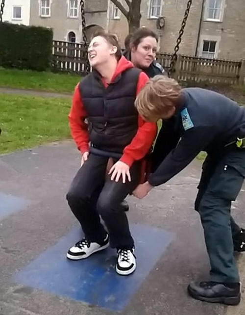 Bi hài giải cứu một nam thanh niên khỏi chiếc đu trẻ con Bi hài giải cứu một nam thanh niên khỏi chiếc đu trẻ con