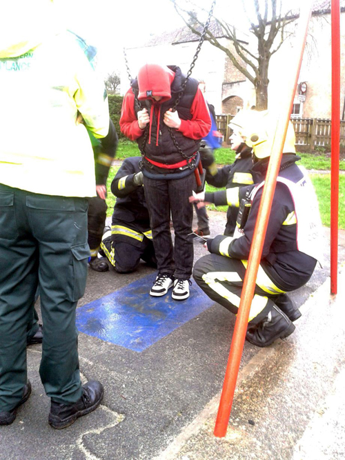 Bi hài giải cứu một nam thanh niên khỏi chiếc đu trẻ con Bi hài giải cứu một nam thanh niên khỏi chiếc đu trẻ con