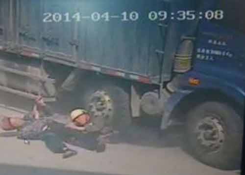 Thương tâm cảnh cha già hy sinh mạng sống để cứu con trai 