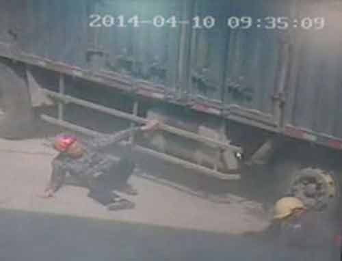 Thương tâm cảnh cha già hy sinh mạng sống để cứu con trai 