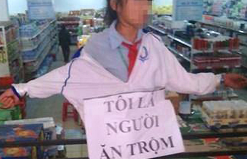 Nữ sinh bị ép đeo biển “ăn trộm” hoảng loạn, không muốn gặp ai Nữ sinh bị ép đeo biển “ăn trộm” hoảng loạn, không muốn gặp ai
