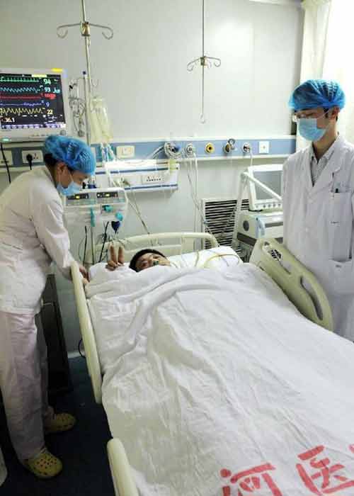 Thoát chết thần kỳ sau khi thanh gỗ dài 6m xuyên qua bụng Thoát chết thần kỳ sau khi thanh gỗ dài 6m xuyên qua bụng