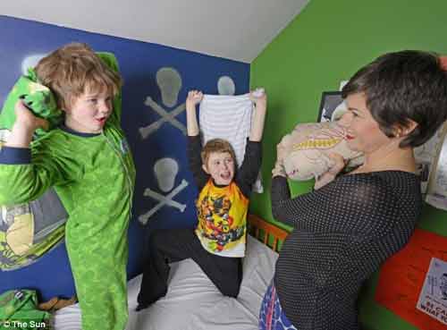 Bà mẹ không bao giờ từ chối 2 cậu con trai điều gì