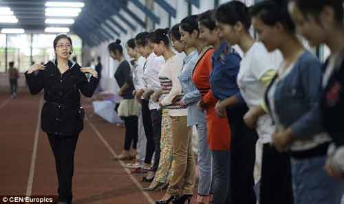 Thanh thiếu niên Trung Quốc cắn đũa trong miệng để tập mỉm cười 