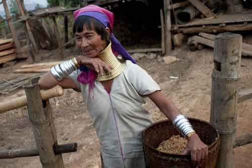 Kỳ lạ những phụ nữ đeo nhiều vòng cổ giống hươu cao cổ 
