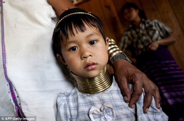 Kỳ lạ những phụ nữ đeo nhiều vòng cổ giống hươu cao cổ 