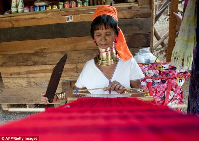 Kỳ lạ những phụ nữ đeo nhiều vòng cổ giống hươu cao cổ 