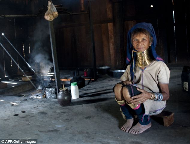 Kỳ lạ những phụ nữ đeo nhiều vòng cổ giống hươu cao cổ 