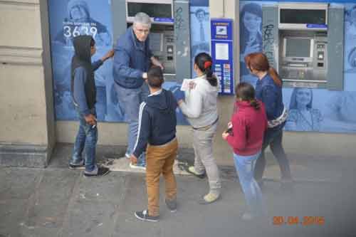 Nhóm côn đồ trắng trợn cướp tiền du khách tại cột ATM ở Paris Nhóm côn đồ trắng trợn cướp tiền du khách tại cột ATM ở Paris