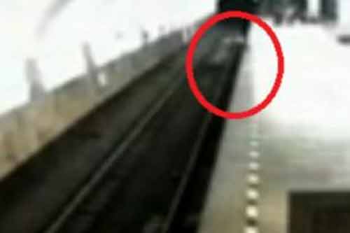 Phẫn nộ bà mẹ đẩy con trai xuống đường ray tàu điện vì giận chồng Phẫn nộ bà mẹ đẩy con trai xuống đường ray tàu điện vì giận chồng