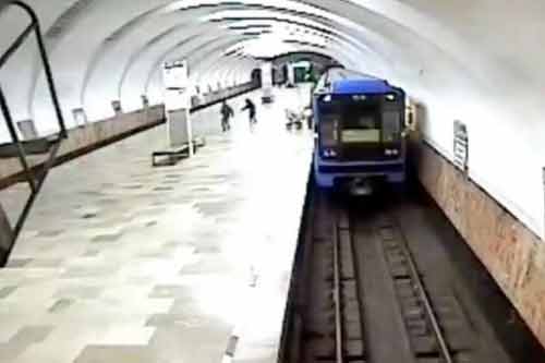 Phẫn nộ bà mẹ đẩy con trai xuống đường ray tàu điện vì giận chồng Phẫn nộ bà mẹ đẩy con trai xuống đường ray tàu điện vì giận chồng