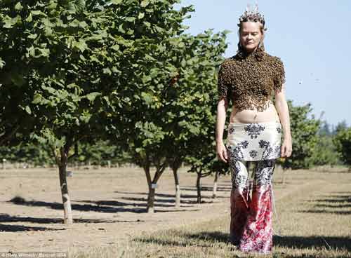 Rợn người với người phụ nữ để ngực trần cho 12.000 con ong bu kín