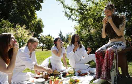 Rợn người với người phụ nữ để ngực trần cho 12.000 con ong bu kín