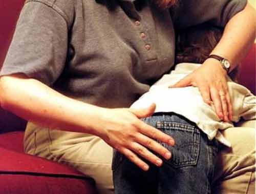 Cha dượng đánh con trai dã man rồi đổ muối, giấm vào vết thương