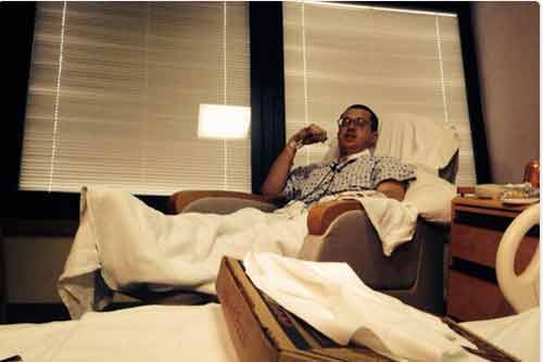 Anh chàng may mắn sống sót sau khi bị lưỡi cưa găm vào cổ Anh chàng may mắn sống sót sau khi bị lưỡi cưa găm vào cổ