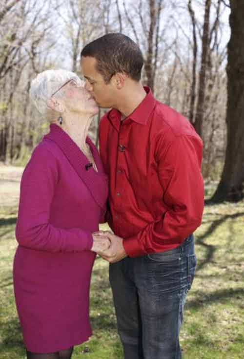 Cụ bà 91 hẹn hò với “phi công trẻ” 31 tuổi Cụ bà 91 hẹn hò với “phi công trẻ” 31 tuổi