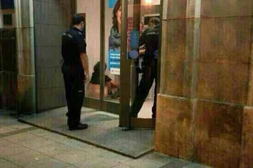 Cặp đôi bị bắt vì trần truồng “mây mưa” trong cột ATM