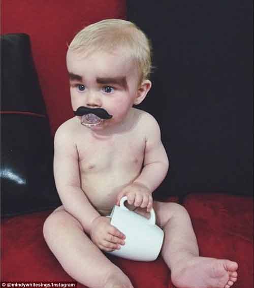 Ngộ nghĩnh các bé được vẽ lông mày, râu ria