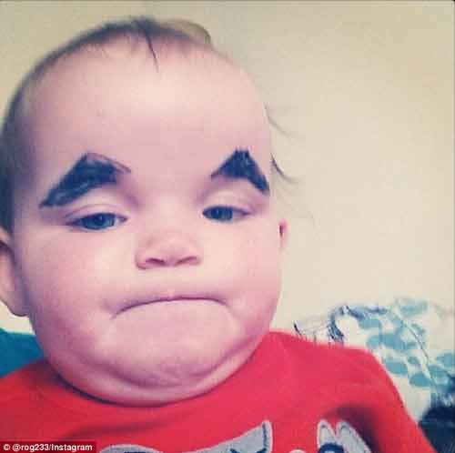 Ngộ nghĩnh các bé được vẽ lông mày, râu ria