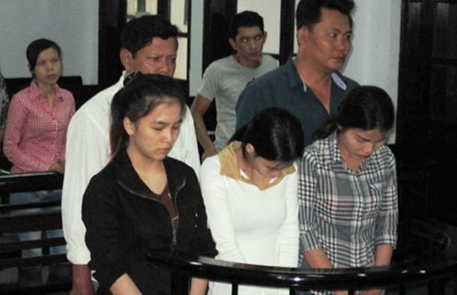 Massage đèn mờ và những chiêu trò lột sạch thượng đế