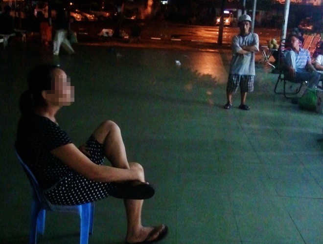 2 em bé ngủ dưới sàn nhà chờ bến xe Miền Đông