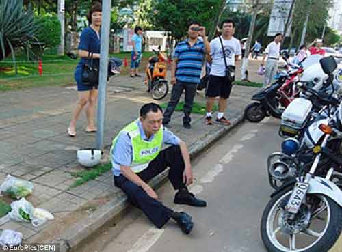 Cô gái đánh cảnh sát giao thông giữa phố 