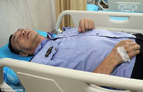 Cô gái đánh cảnh sát giao thông giữa phố 