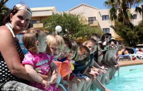 Bà mẹ đẻ nhiều con nhất ở Anh đang mang thai đứa thứ 17 Bà mẹ đẻ nhiều con nhất ở Anh đang mang thai đứa thứ 17