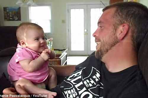 “Thiên tài” 2 tháng tuổi biết nói “I love you” với bố “Thiên tài” 2 tháng tuổi biết nói “I love you” với bố