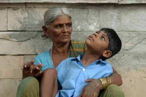 Đắng lòng cảnh cậu bé bị trói ở trạm xe bus để bà đi bán hàng Đắng lòng cảnh cậu bé bị trói ở trạm xe bus để bà đi bán hàng