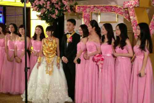 Đám cưới đại gia: Cô dâu đeo hàng trăm chiếc vòng vàng