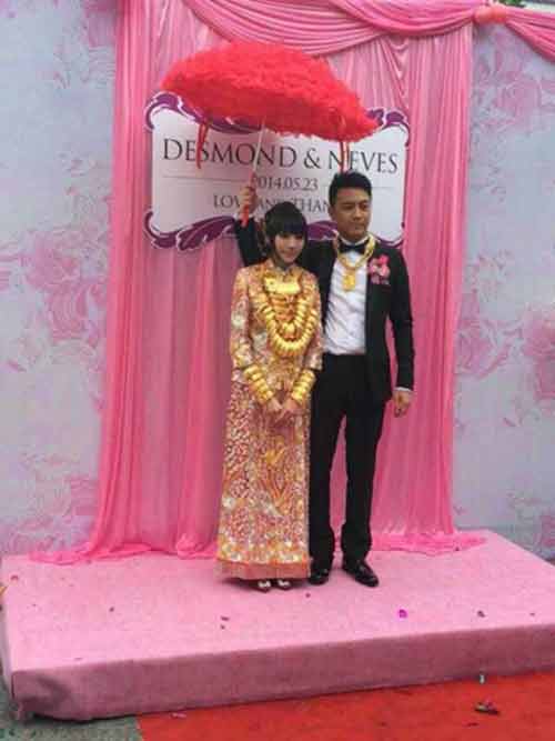 Đám cưới đại gia: Cô dâu đeo hàng trăm chiếc vòng vàng