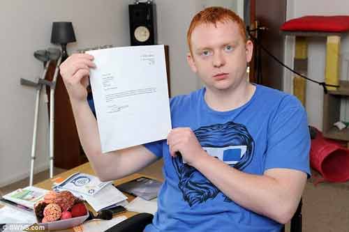 Bố đẻ đuổi con trai tàn tật khỏi nhà vì không đóng tiền phòng