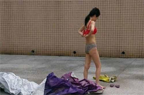 Trung Quốc: Cô gái khỏa thân Trung Quốc: Cô gái khỏa thân