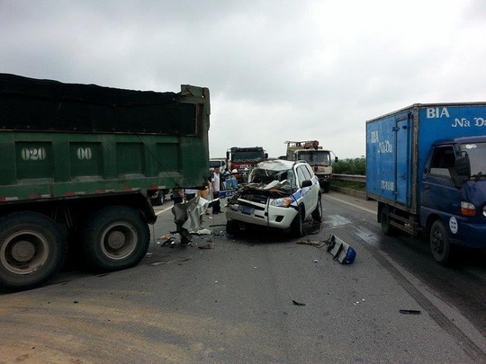 Vụ xe CSGT Hà Nội gặp tai nạn thảm khốc do mất lái Vụ xe CSGT Hà Nội gặp tai nạn thảm khốc do mất lái