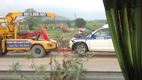 Vụ xe CSGT Hà Nội gặp tai nạn thảm khốc do mất lái Vụ xe CSGT Hà Nội gặp tai nạn thảm khốc do mất lái