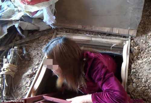 Lừa vợ cũ về nhà rồi nhốt trong hầm bí mật dưới sàn nhà