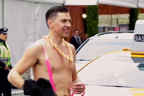 Chàng trai khỏa thân với bikini hồng gây náo loạn ở New York