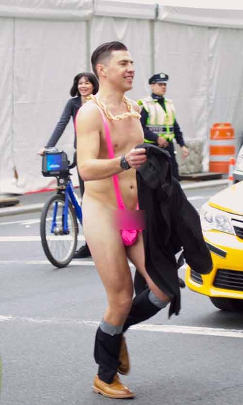 Chàng trai khỏa thân với bikini hồng gây náo loạn ở New York