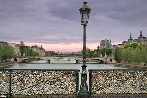 Sập lan can của cây cầu tình yêu ở Pháp do treo quá nhiều ổ khóa 