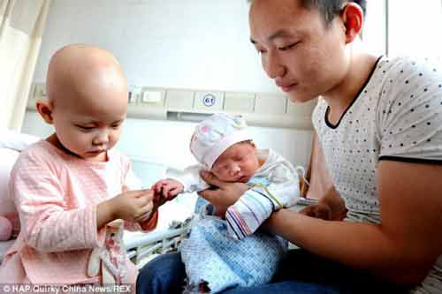 Bé trai chào đời với sứ mệnh cứu chị gái