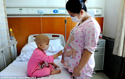 Bé trai chào đời với sứ mệnh cứu chị gái