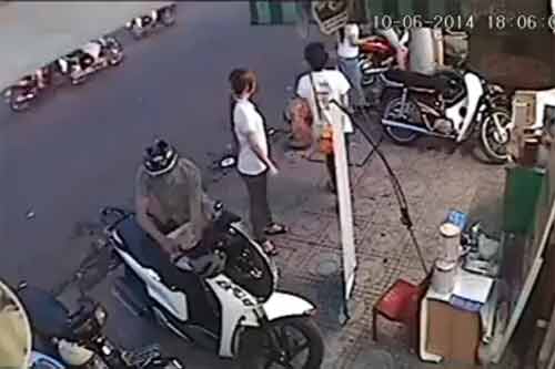 Cận cảnh màn trộm chiếc SH siêu nhanh ngay trước mặt 3 cô gái